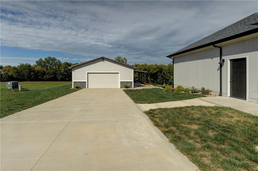 15680 Metro Ave, Bonner Springs, KS 66012