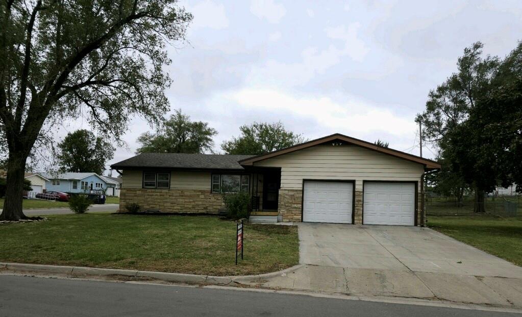 1200 Skyline Dr, Junction City, KS 66441
