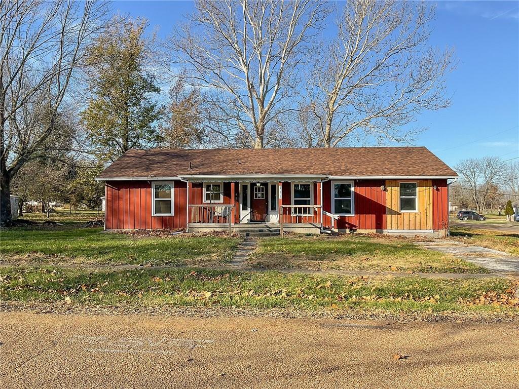 309 N Walnut St, La Monte, MO 65337