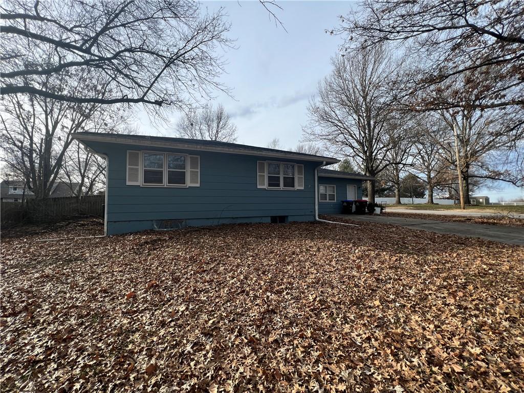 406 N 17th Ave, Greenwood, MO 64034