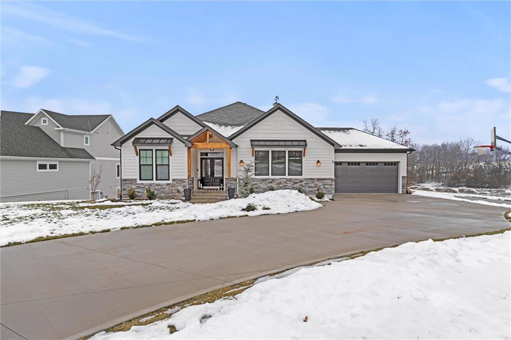 2 Seminole Cir, Lake Winnebago, MO 64034