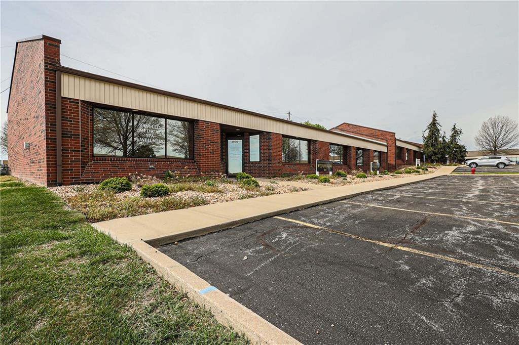 1900 NW Copper Oaks Cir, Blue Springs, MO 64015