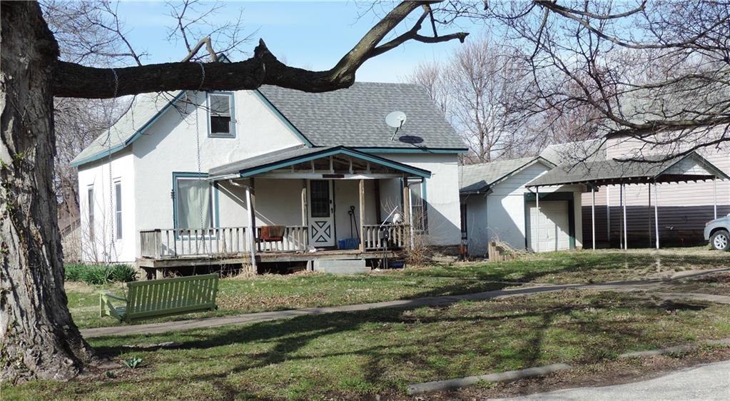 312 Shawnee St, Hiawatha, KS 66434