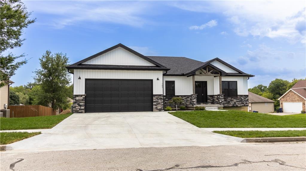 105 Marsh Ct, Knob Noster, MO 65336