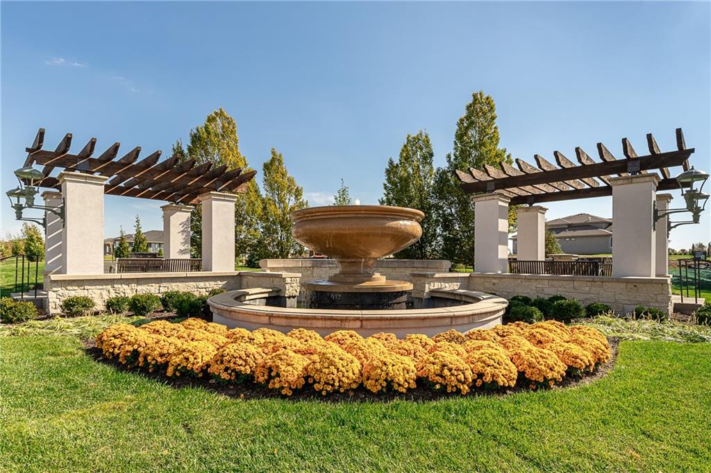 13614 Fontana St, Leawood, KS 66224
