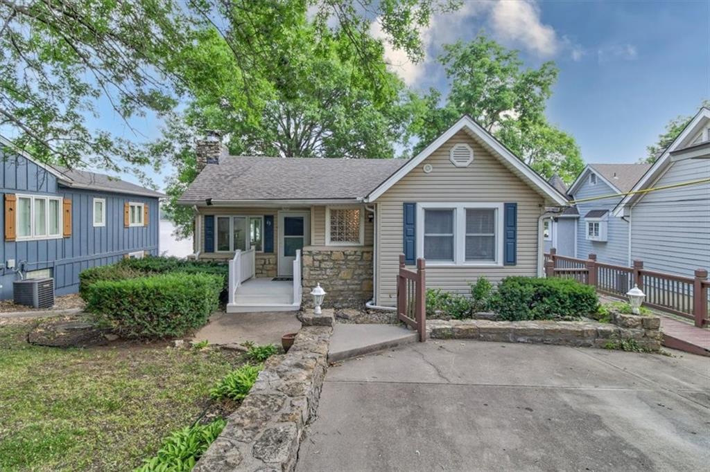 63 Anchor Dr, Lake Tapawingo, MO 64015