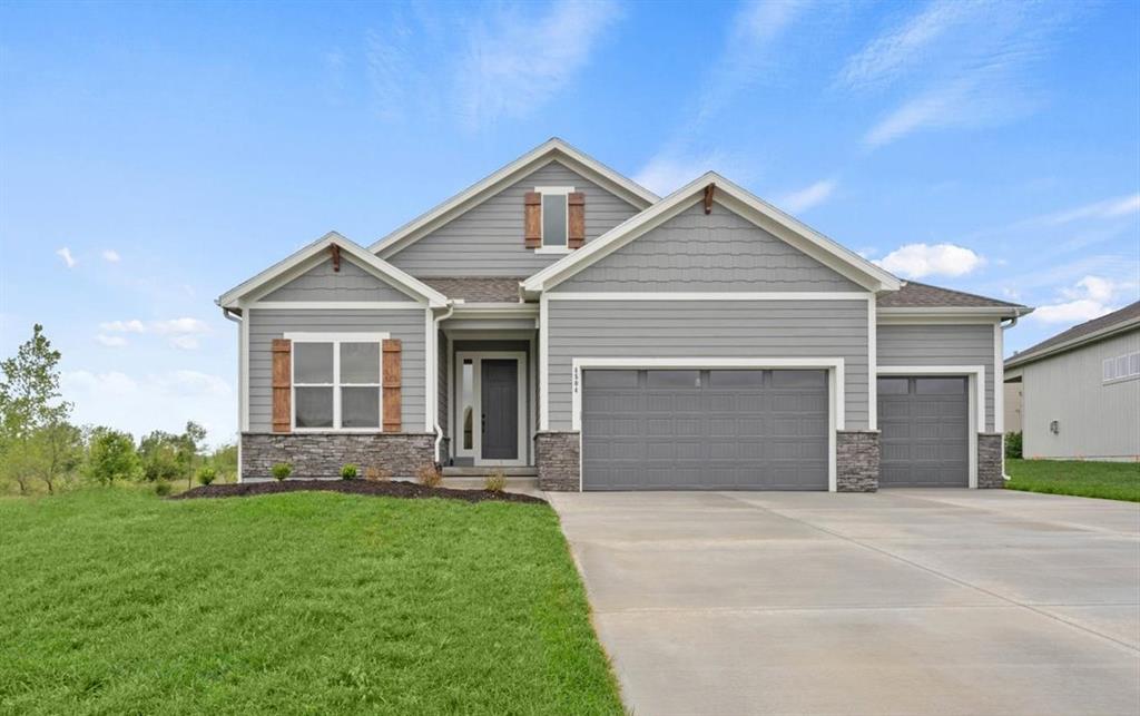 1156 SW Whitby Dr, Lee's Summit, MO 64083