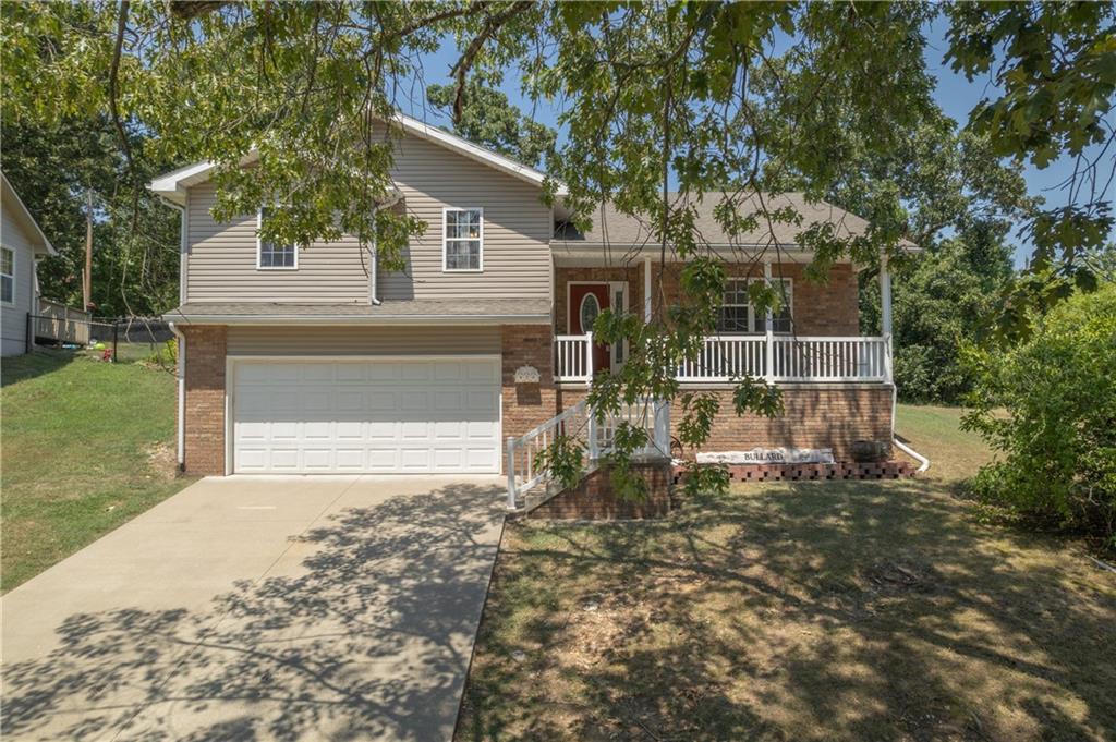 920 Canyon Dr, Neosho, MO 64850