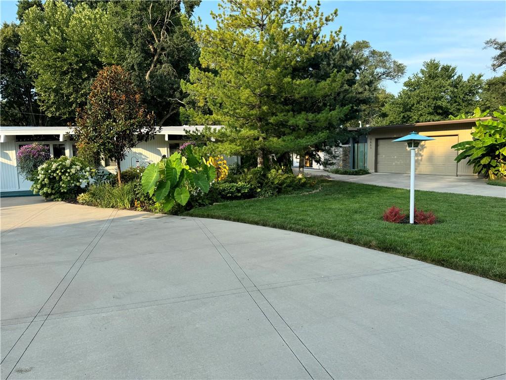 9839 Aberdeen Dr, Overland Park, KS 66206
