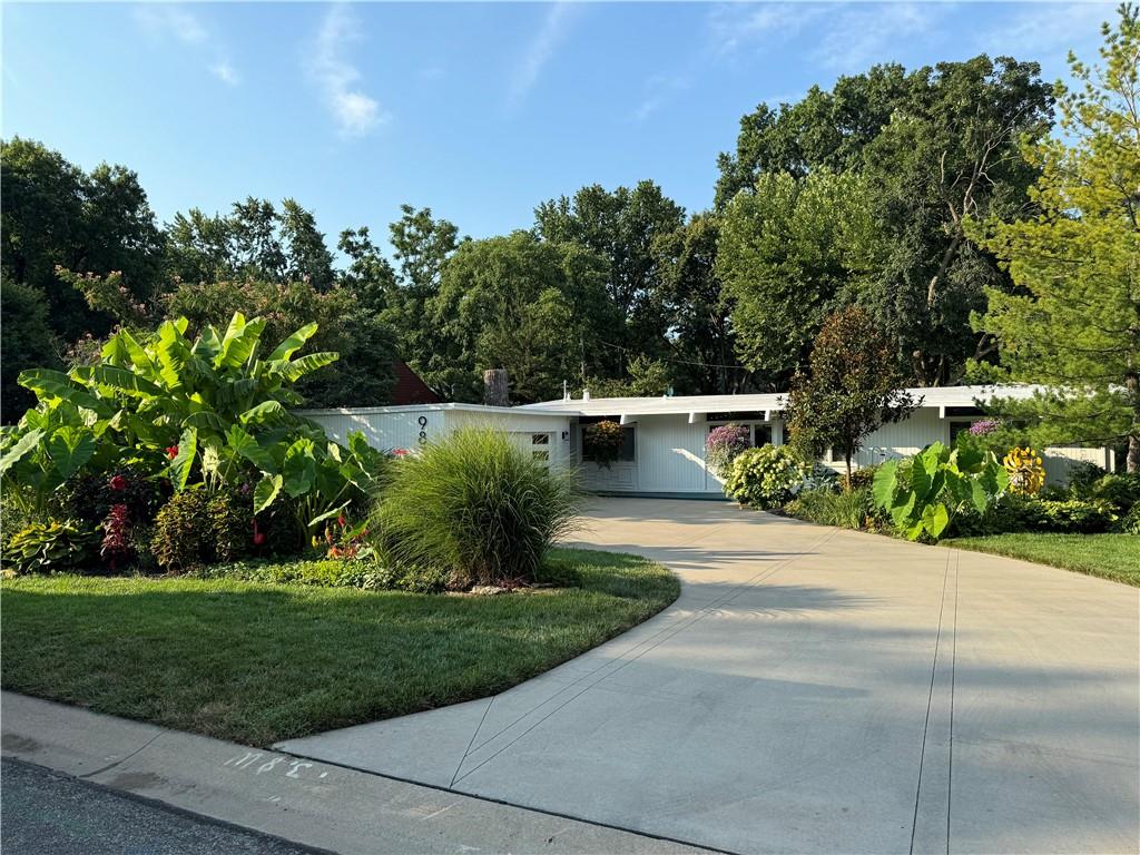 9839 Aberdeen Dr, Overland Park, KS 66206