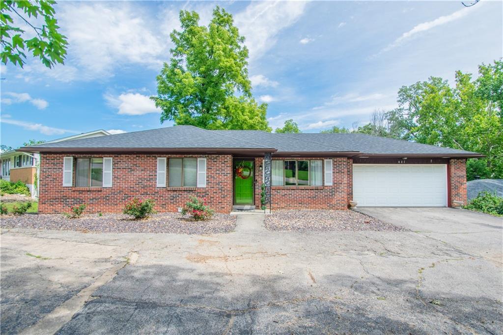831 Crestmere Ct, Jefferson City, MO 65109