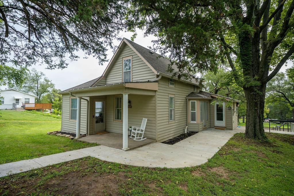 420 Elmore St, Lecompton, KS 66050