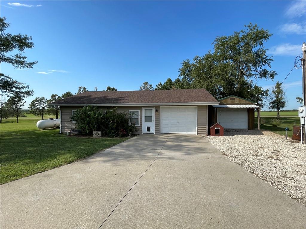 12181 Sunset Ridge Dr, Ozawkie, KS 66070