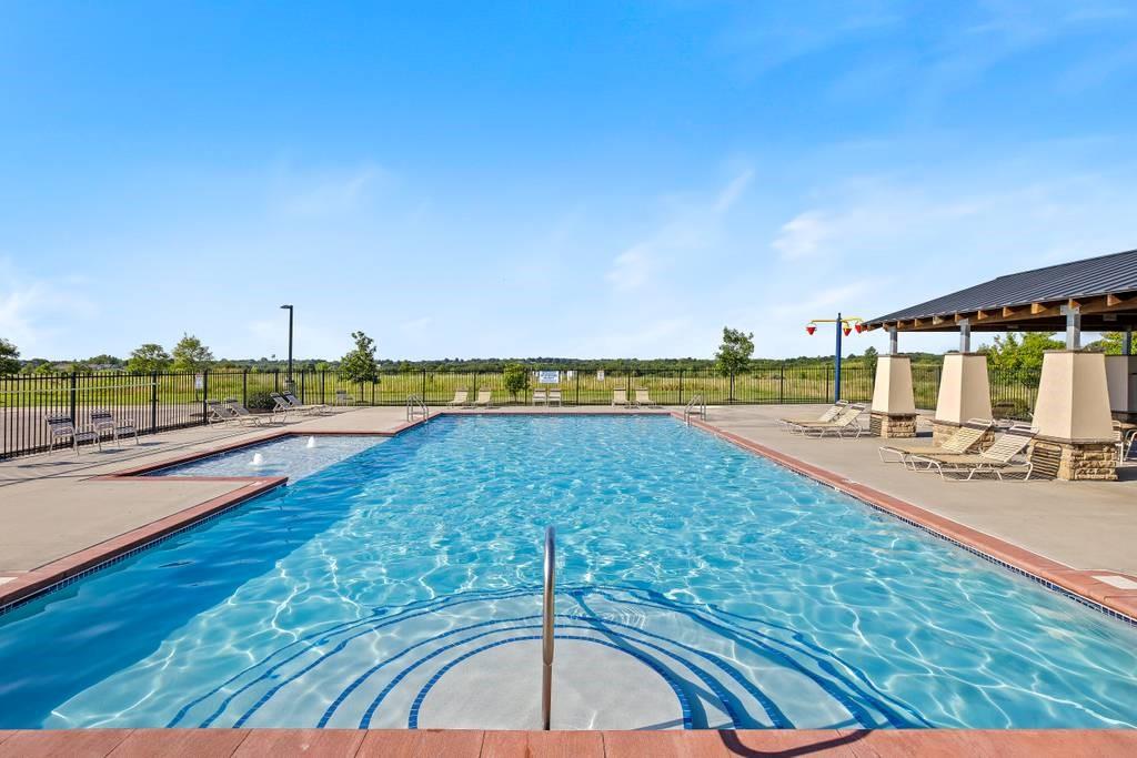 1145 SW Whitby Dr, Lee's Summit, MO 64083