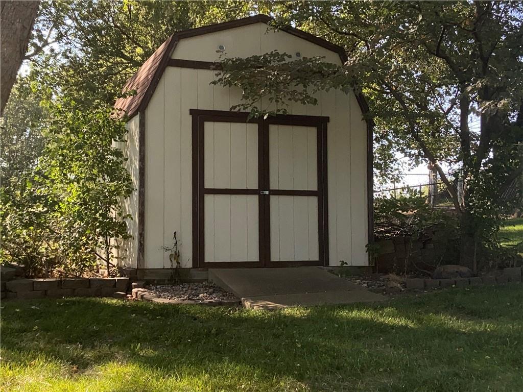 3517 Emerald Ln, Country Club, MO 64506