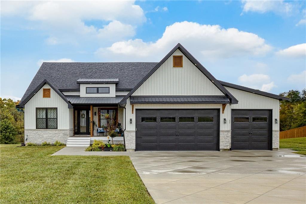 111 N Deercreek Dr, Clinton, MO 64735