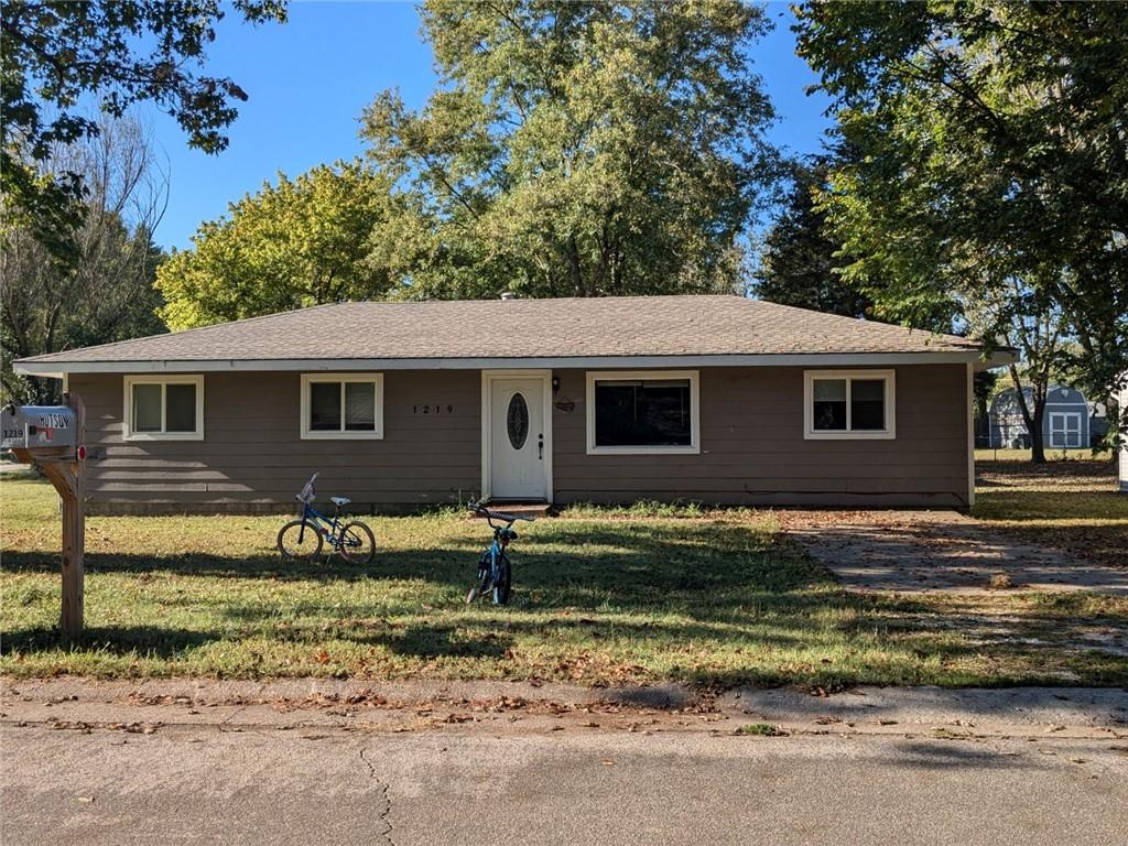1219 Stratford Pl, Neosho, MO 64850
