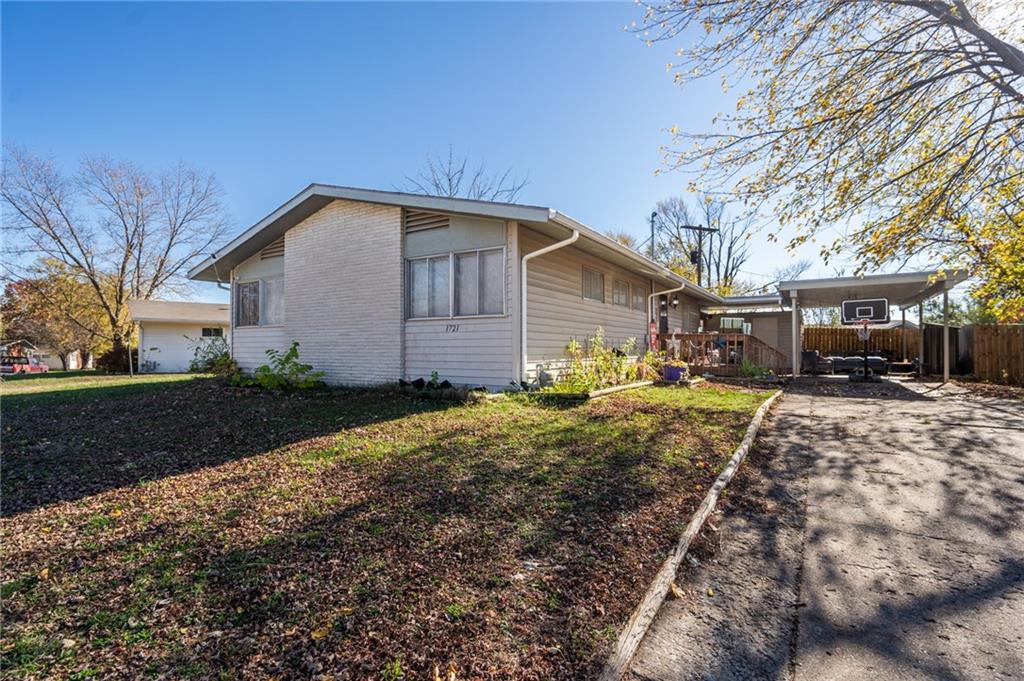 1721 SW Clearview Ln, Topeka, KS 66619
