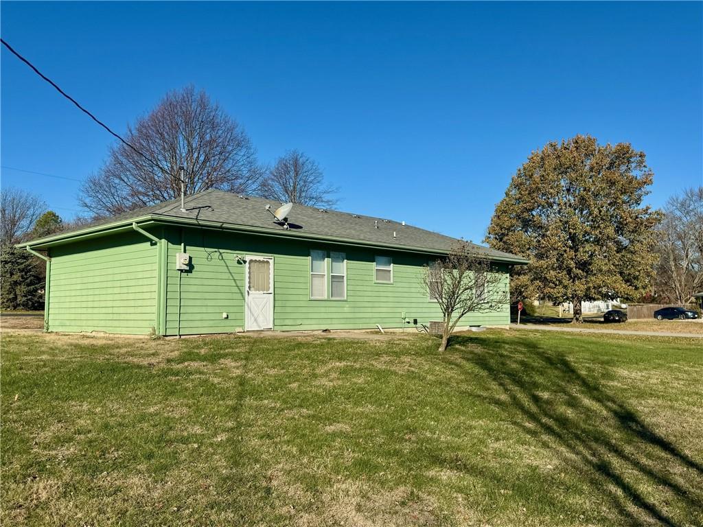 201 S Sassafras Ave, Smithton, MO 65350