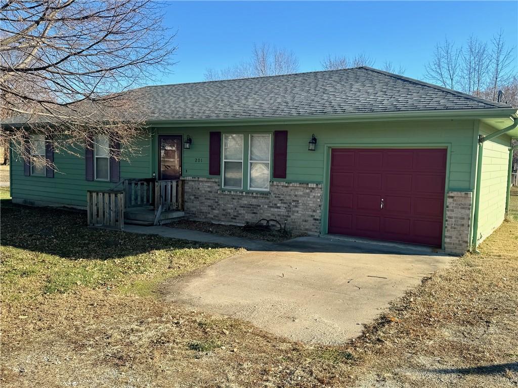 201 S Sassafras Ave, Smithton, MO 65350