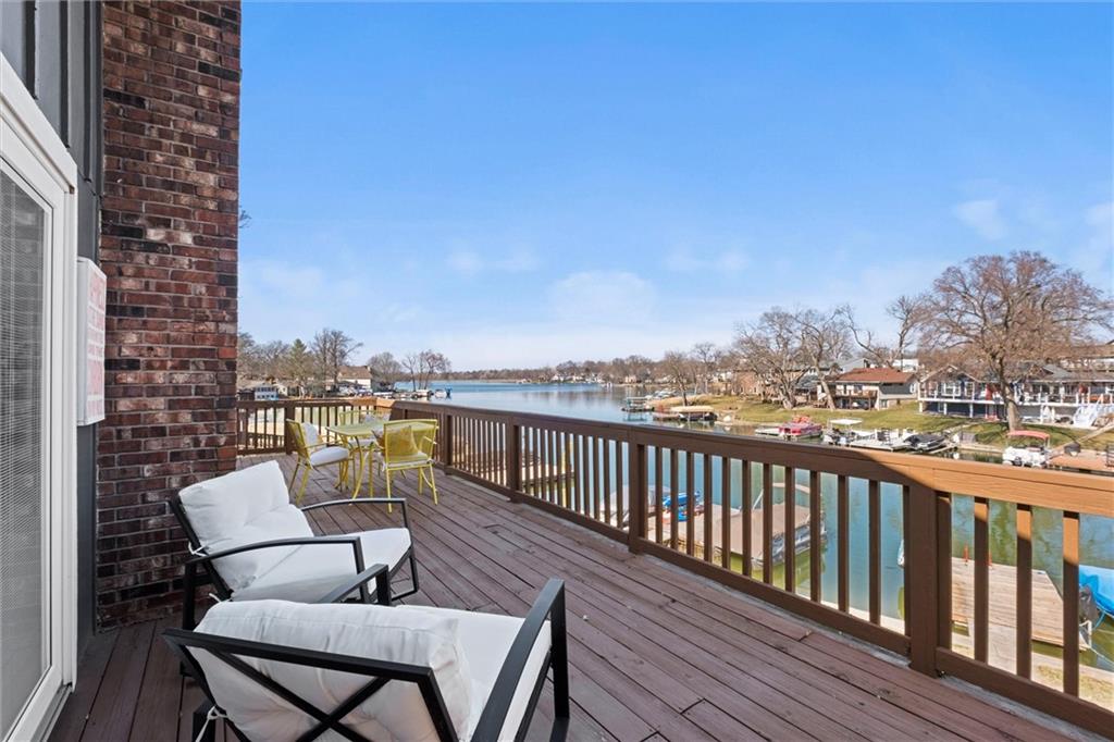 82 Anchor Dr, Lake Tapawingo, MO 64015