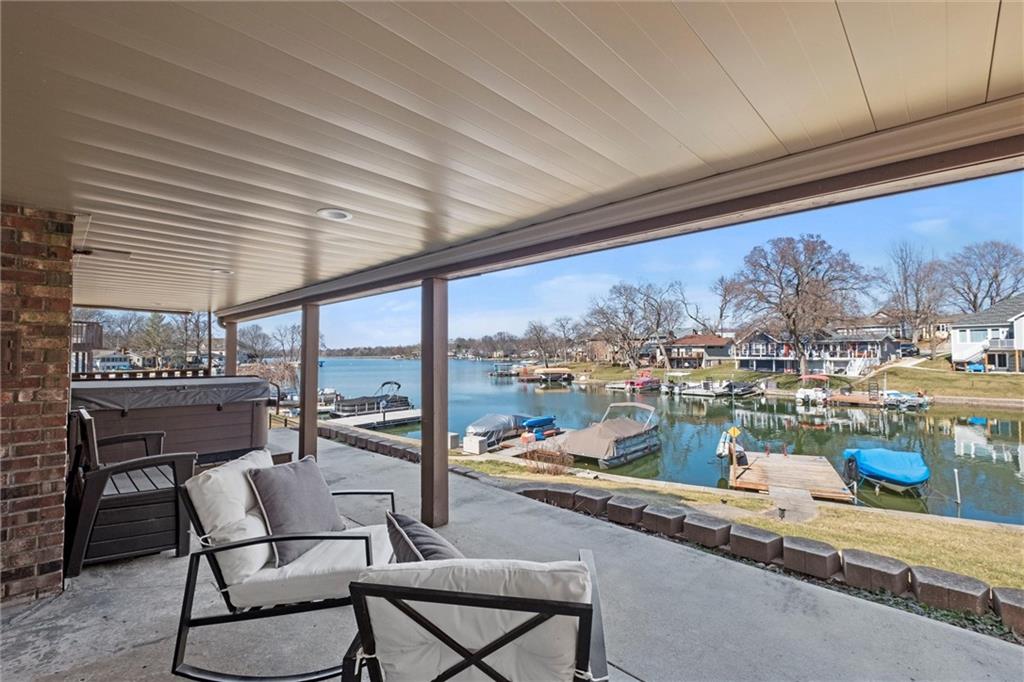 82 Anchor Dr, Lake Tapawingo, MO 64015