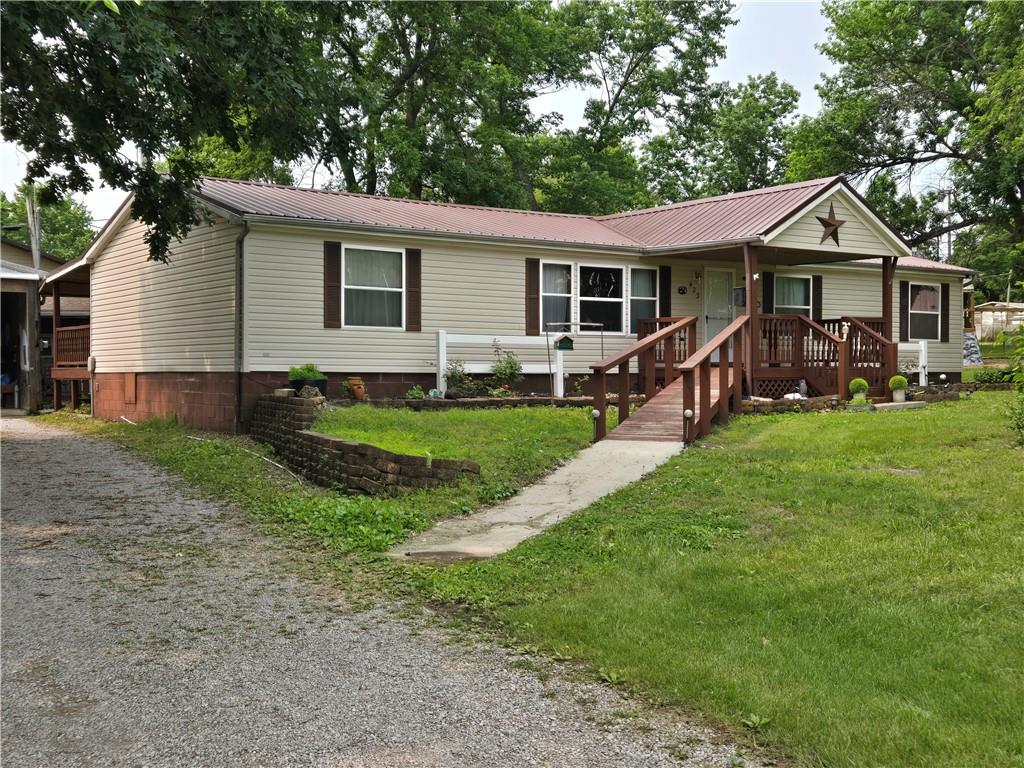 423 Elm St, Mound City, KS 66056