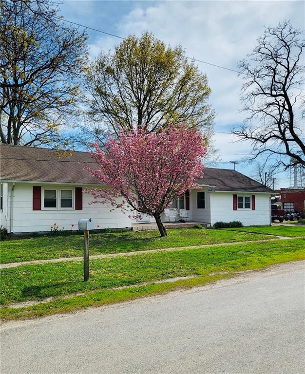 206 E Elm St, Hardin, MO 64035
