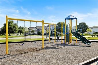 1113 SW Whitby Dr, Lee's Summit, MO 64083