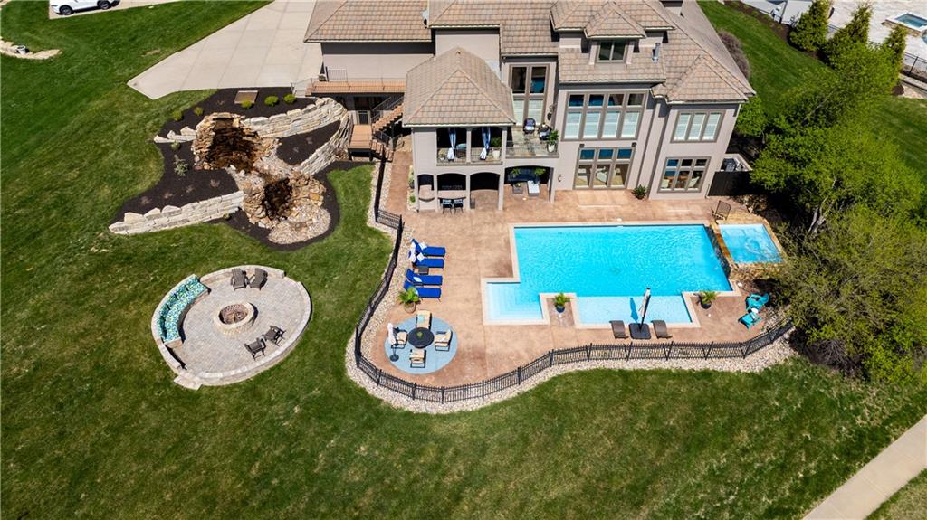 8075 Green Glades Ct, Parkville, MO 64152