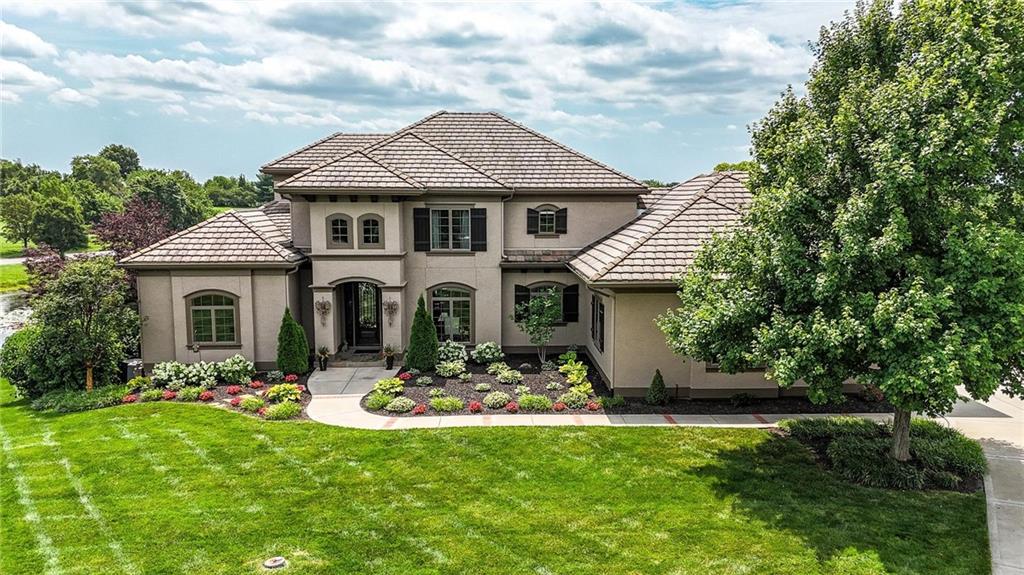 8075 Green Glades Ct, Parkville, MO 64152