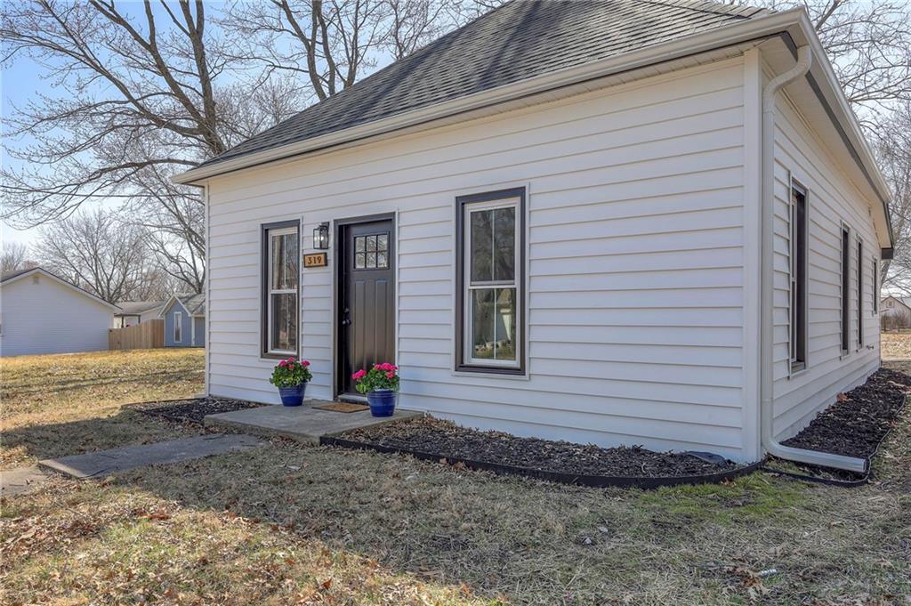 319 W Walnut St, Cleveland, MO 64734