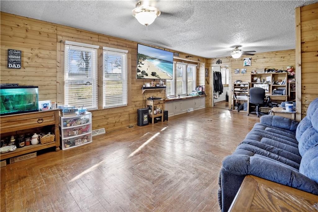 1301 N Main St, Brookfield, MO 64628