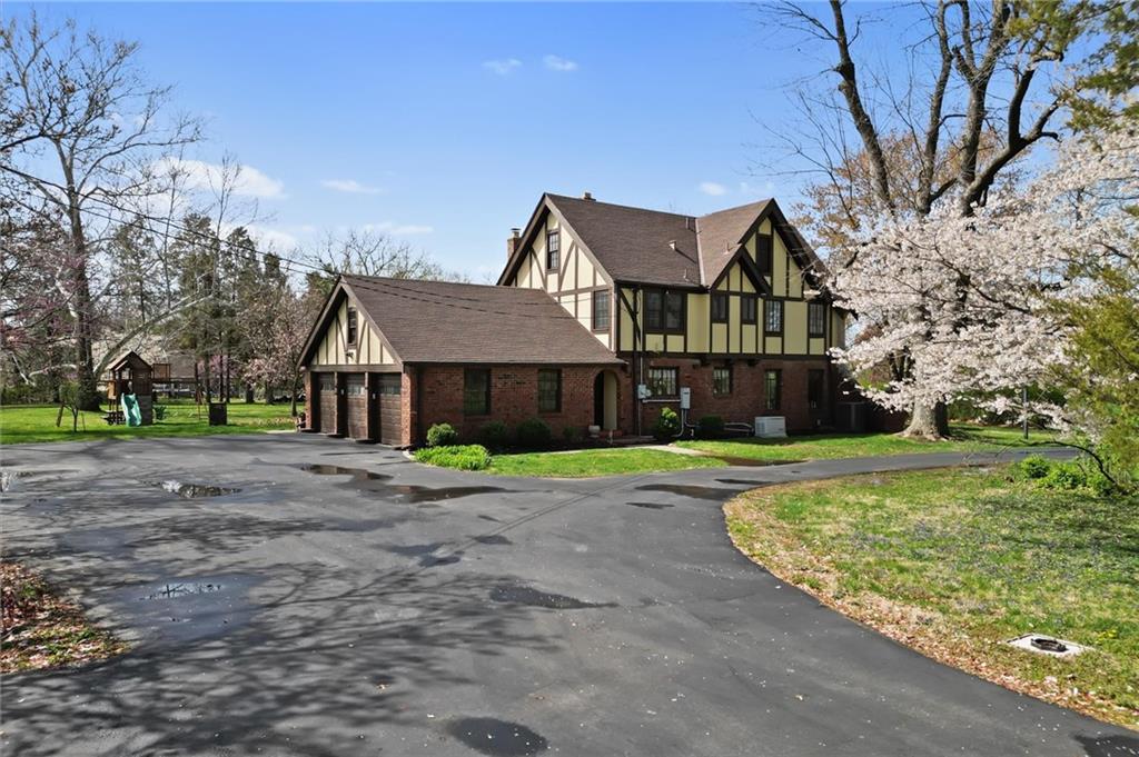 8 Orchard Pl, Excelsior Springs, MO 64024