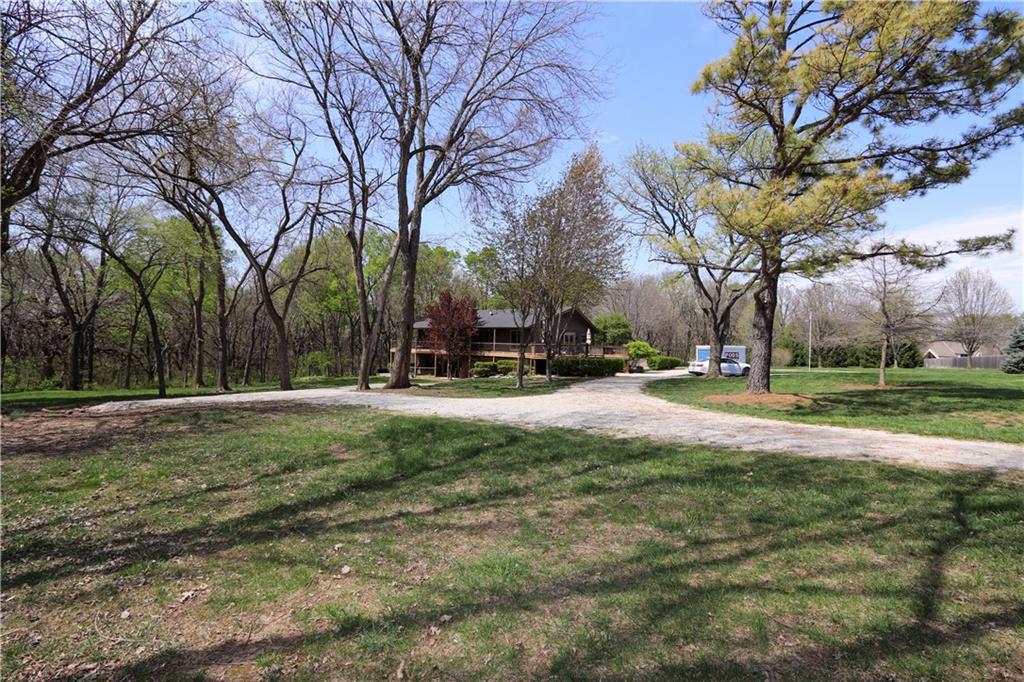 21150 Country Place Ln, Bucyrus, KS 66013