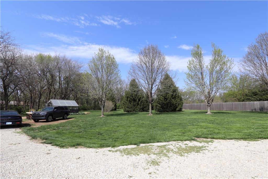 21150 Country Place Ln, Bucyrus, KS 66013