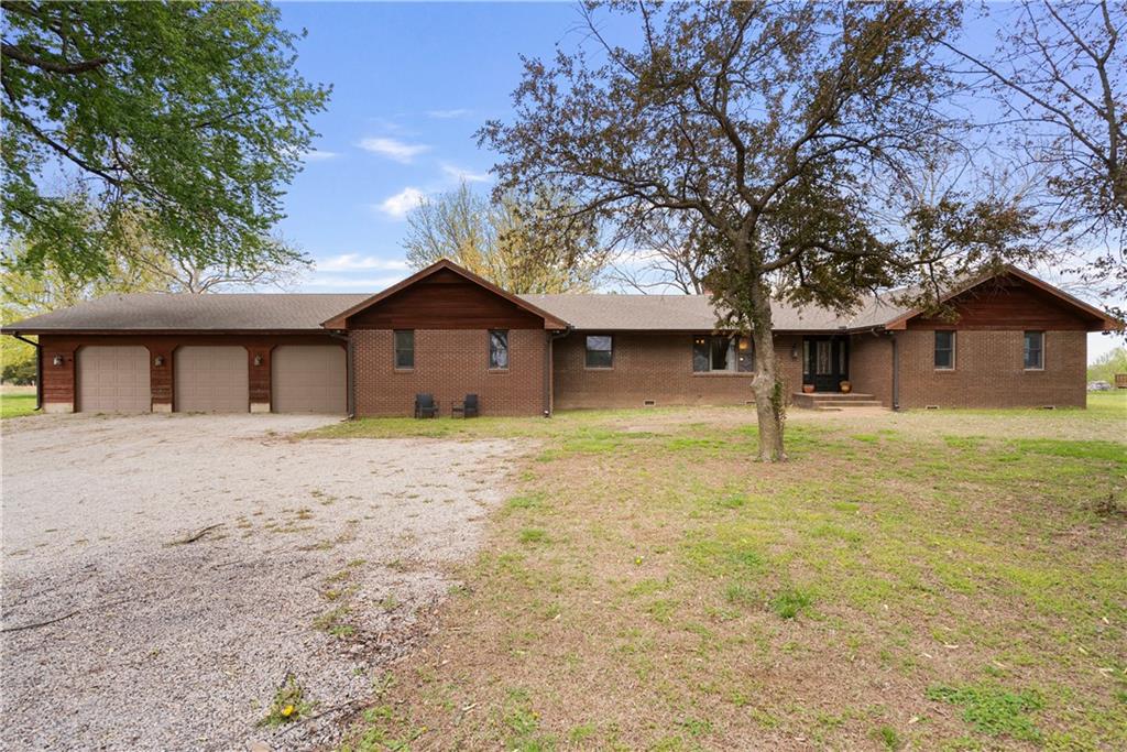 116 Country Club Ln, Parsons, KS 67357