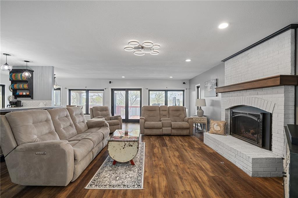 15 Emerald Shore Dr, Lake Tapawingo, MO 64015