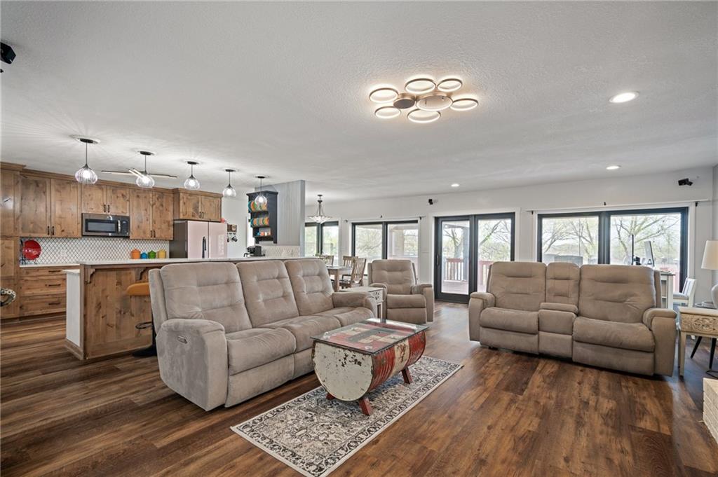 15 Emerald Shore Dr, Lake Tapawingo, MO 64015
