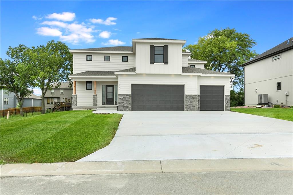 3904 SW Flintrock Dr, Lee's Summit, MO 64082