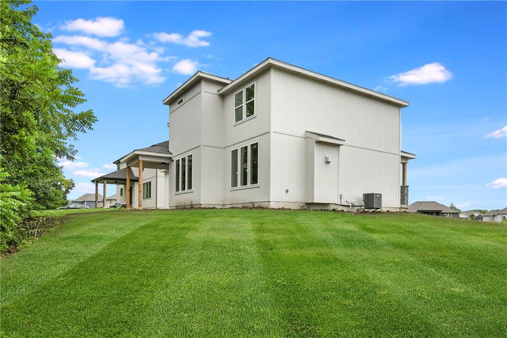 3904 SW Flintrock Dr, Lee's Summit, MO 64082