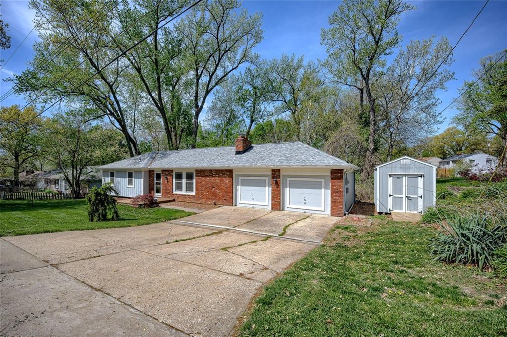 922 NW Valley Ln, Riverside, MO 64150