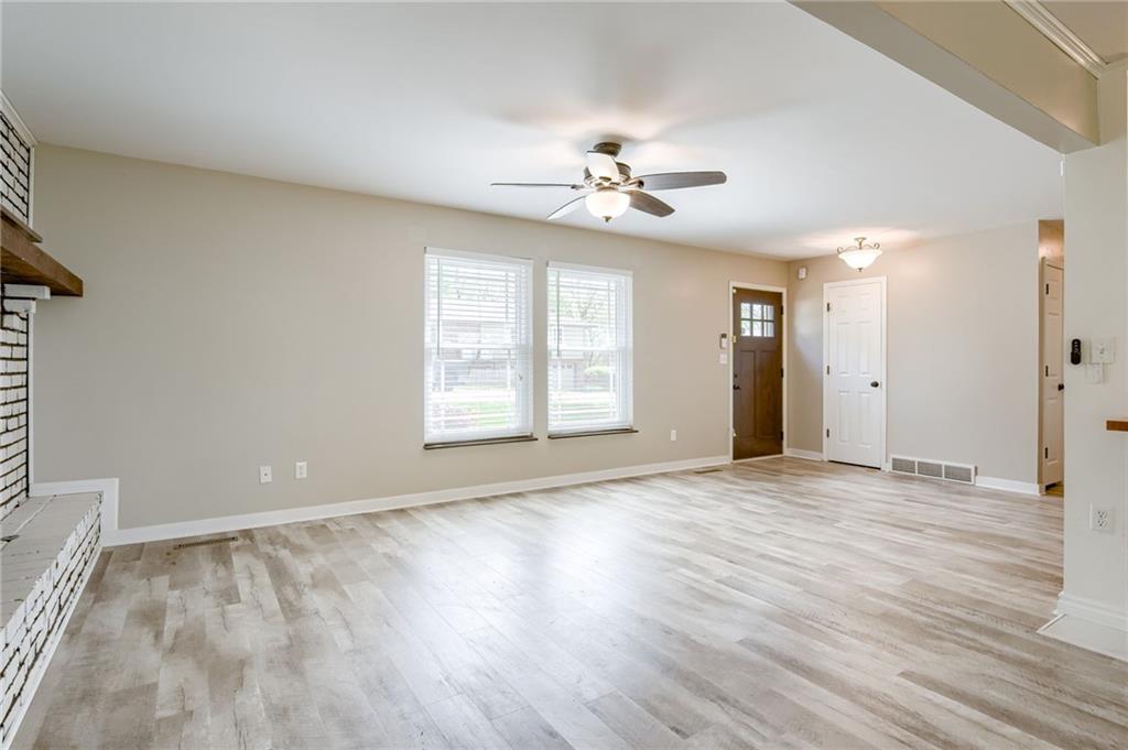 922 NW Valley Ln, Riverside, MO 64150