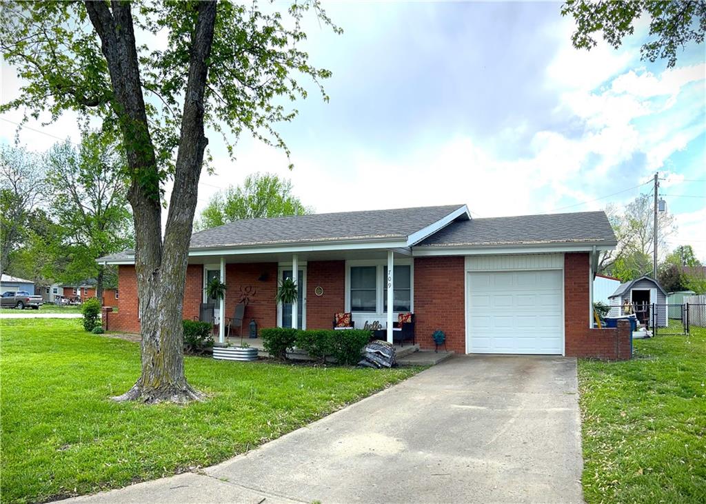 709 Arthur Aull Rd, Lamar, MO 64759