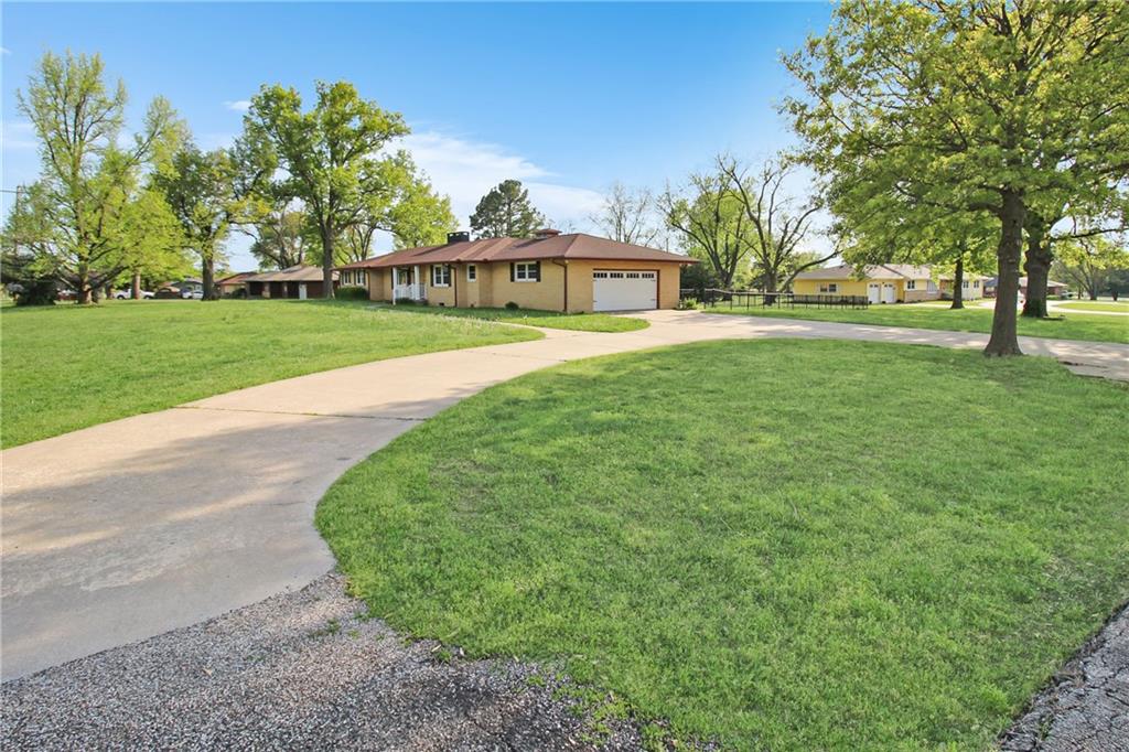 502 Maple Crest Dr, Parsons, KS 67357