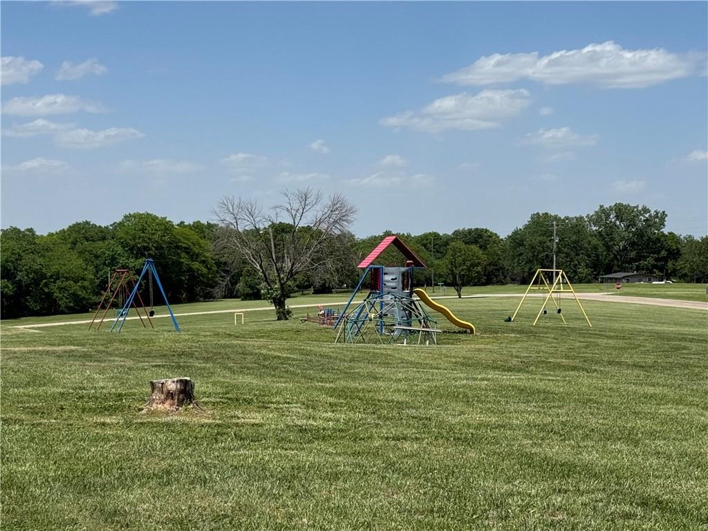 8833 Hickory Ln, Ozawkie, KS 66070