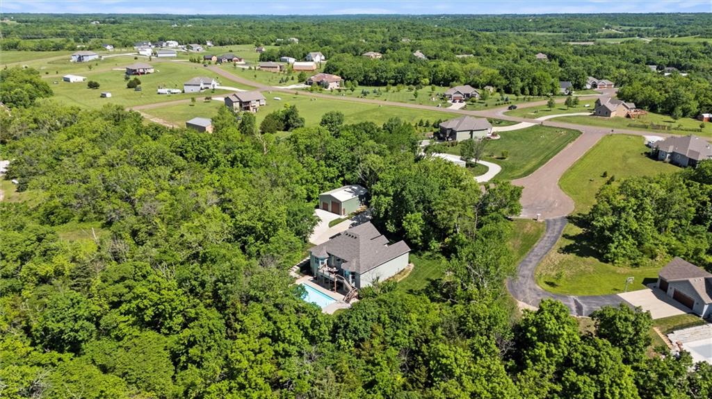 17105 Bo Cir, Tonganoxie, KS 66086