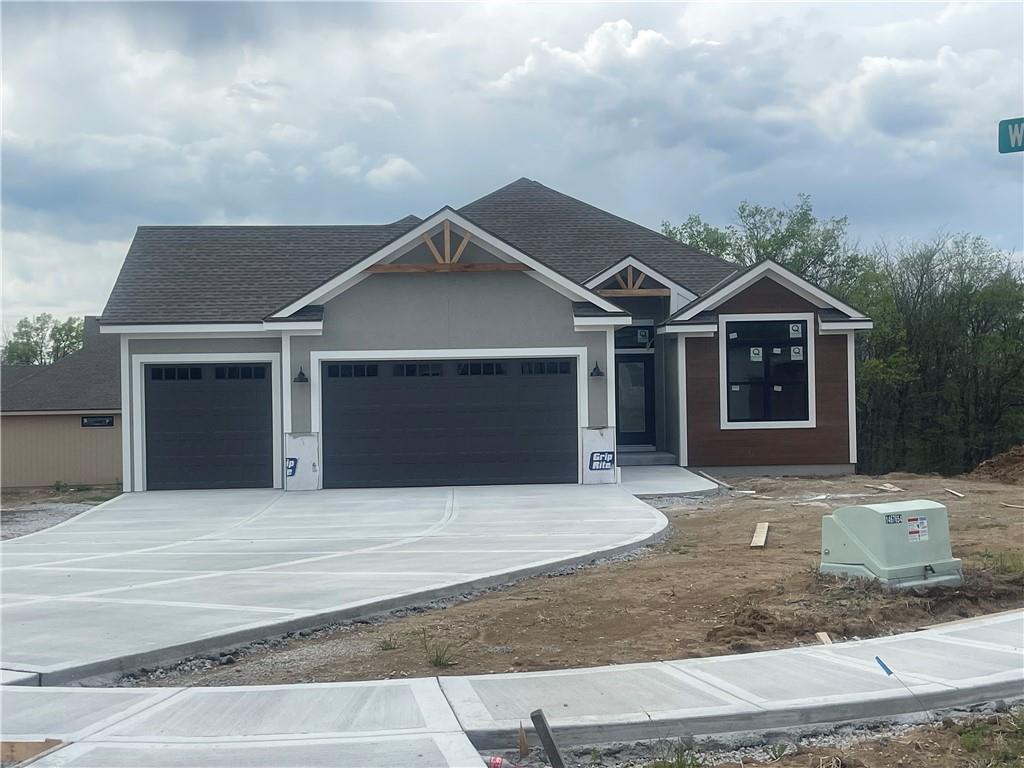 500 Blackhawke Dr, Smithville, MO 64089