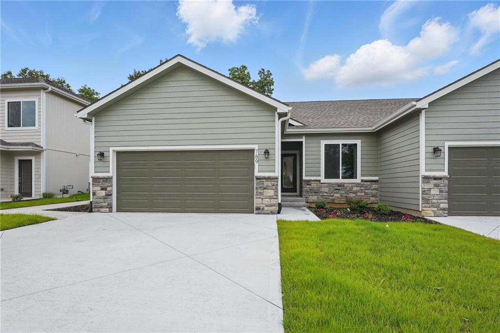 789 Highland Dr, Edwardsville, KS 66111
