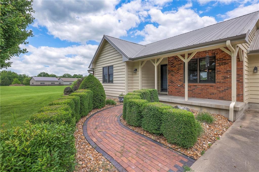 210 SE 200 Rd, Clinton, MO 64735